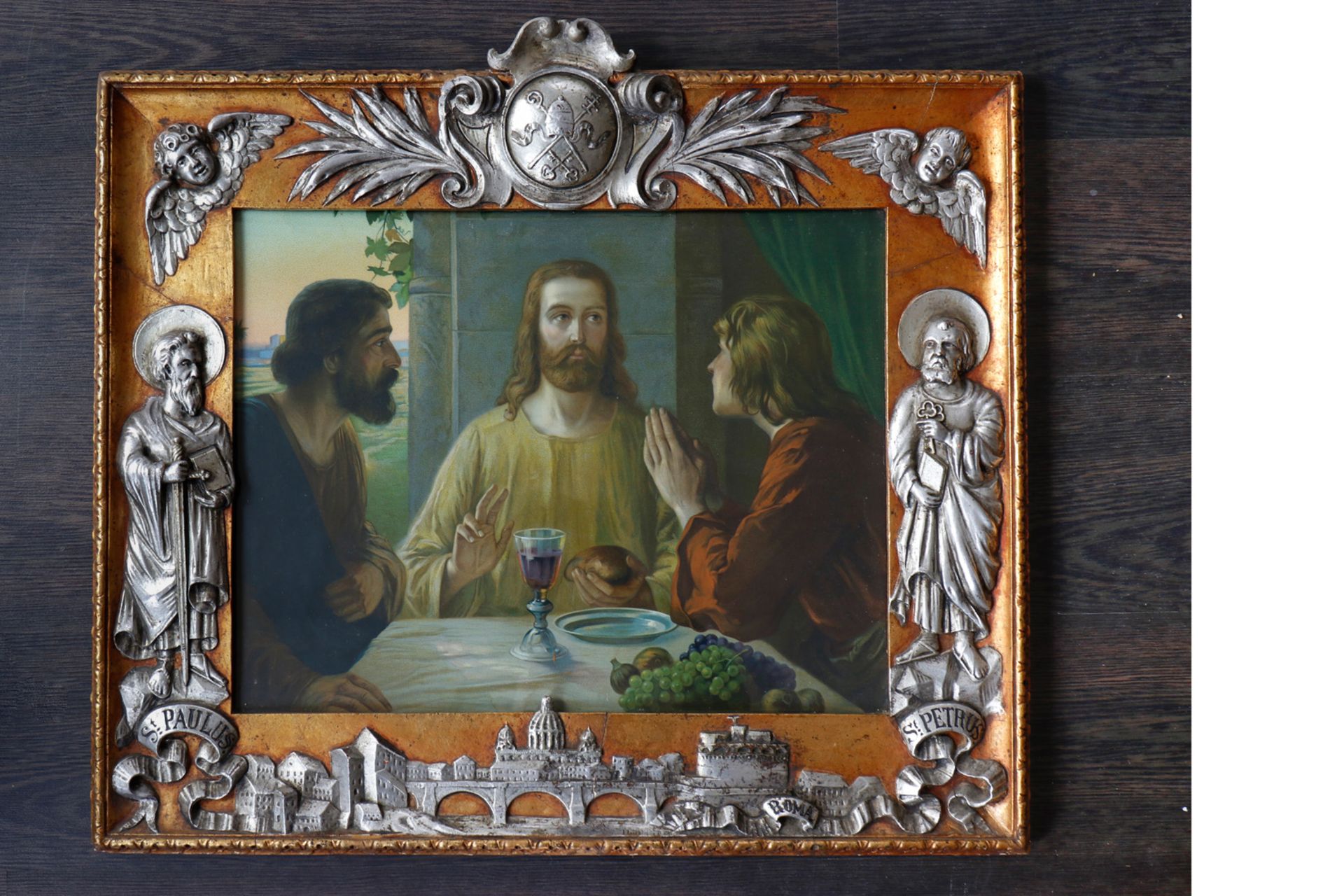 Farbdruck Heiligenbild, Jesus mit Jüngern, um 1900, in stark verziertem reliefiertem Stuckrahmen,