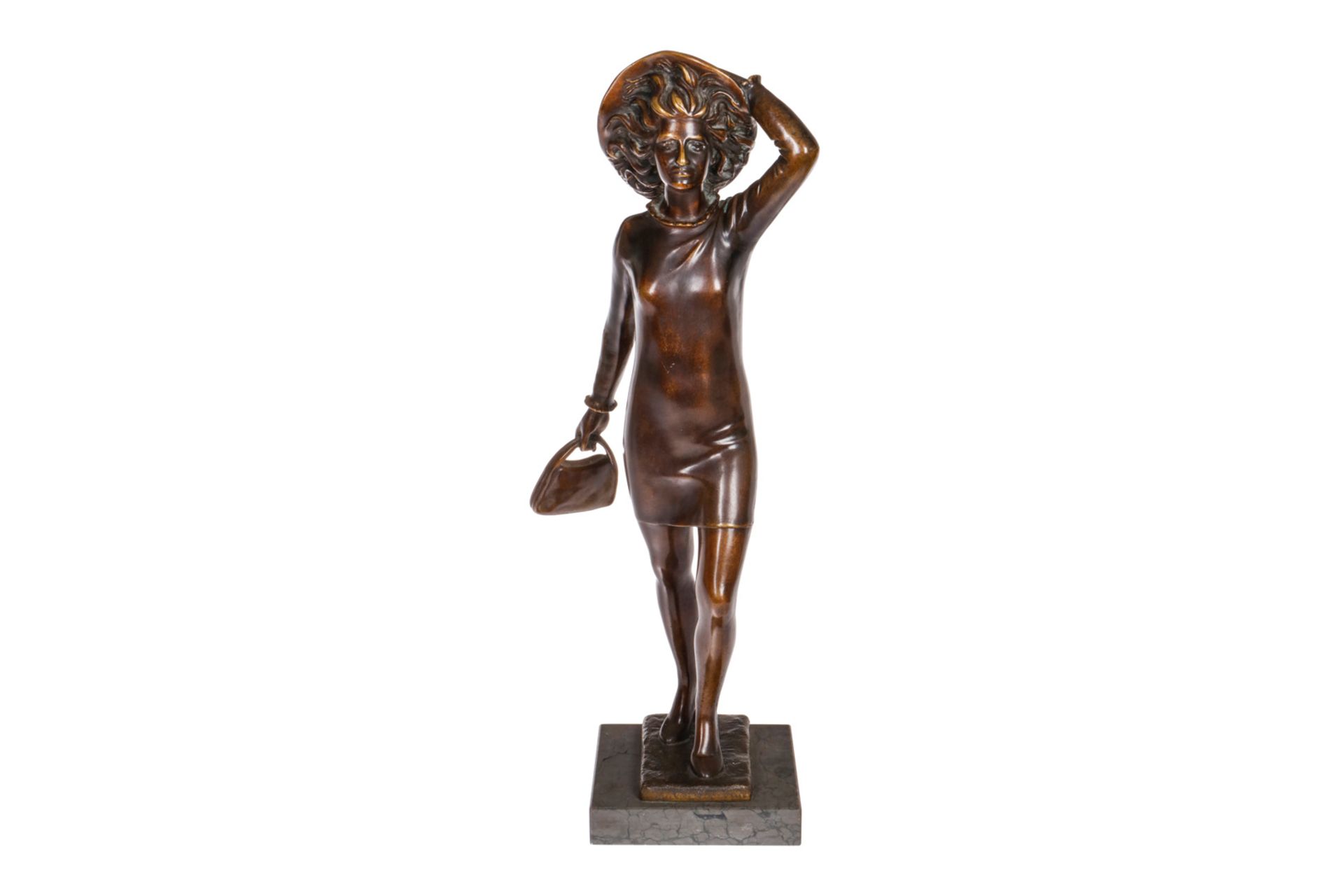 Bronzefigur Mädchen mit Hut und Handtasche im Wind, 30er Jahre, patiniert, auf Marmorsockel, bezeich