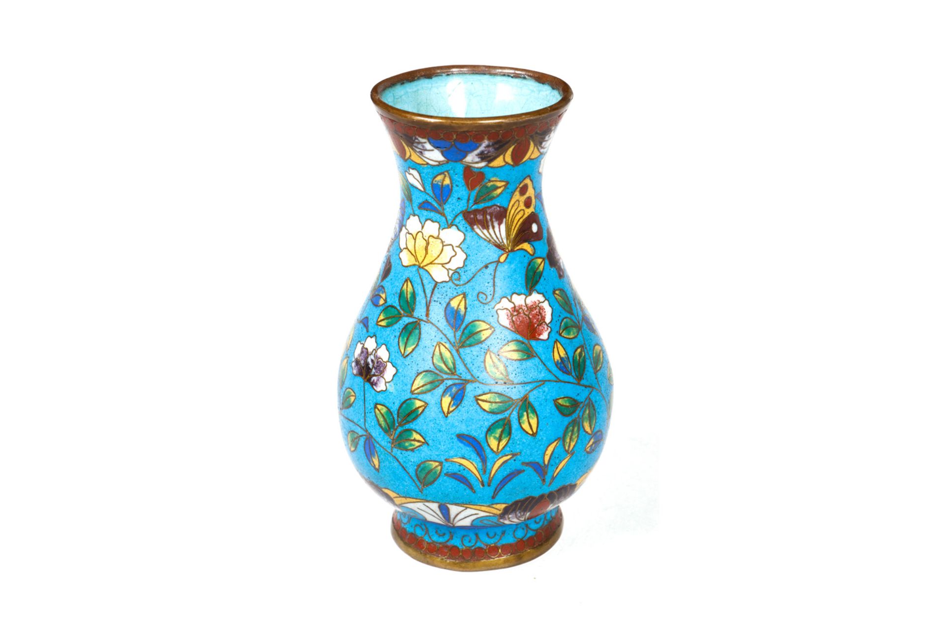 Kleine japanische Cloisonné-Vase, mit Schmetterlings- und Blumenmotiv, um 1900, H 10,5 cm, Z 2