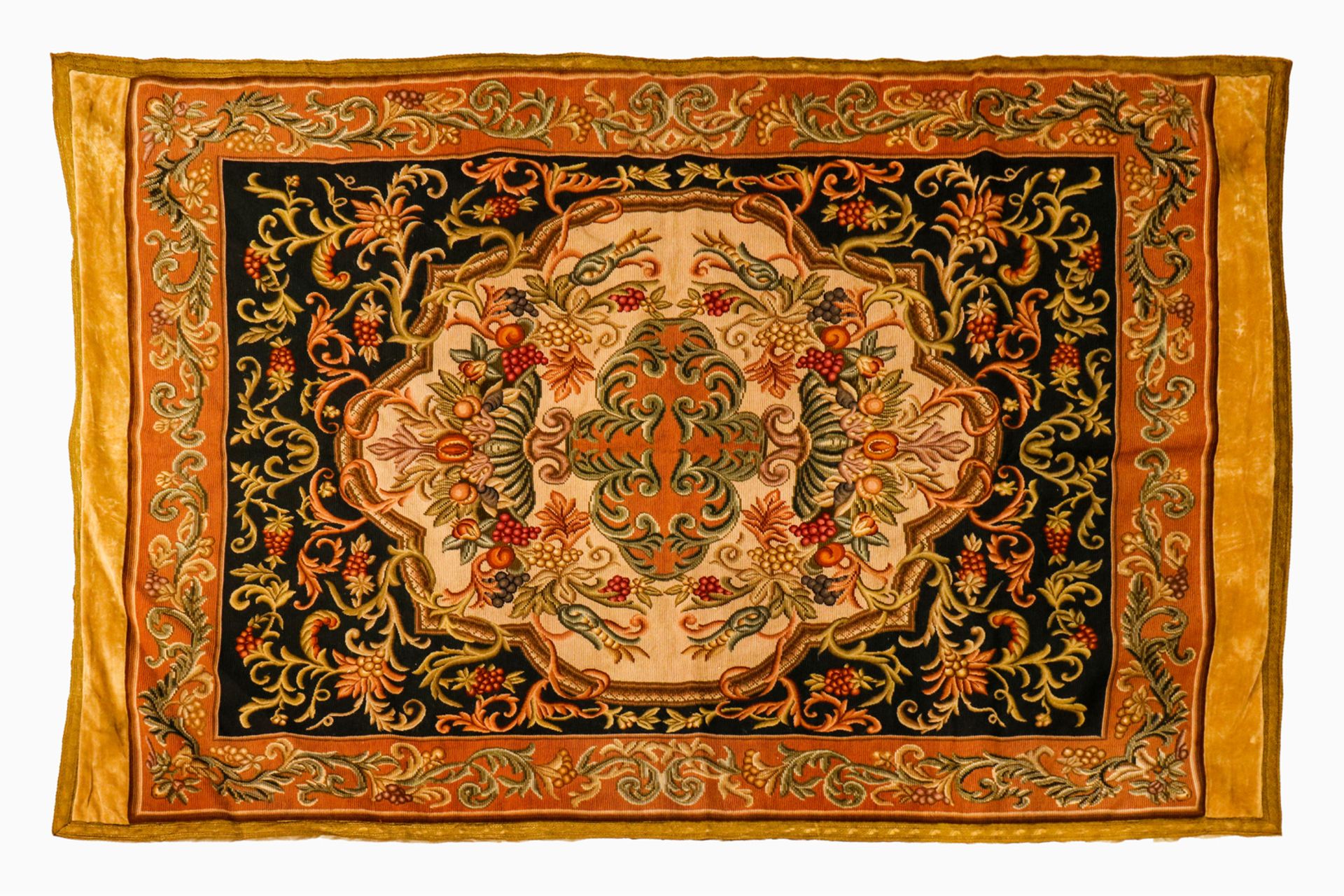 Gobelindecke mit Mittelmedaillon, mit Ranken, Früchten und Weintrauben, um 1900, 155 x 210,