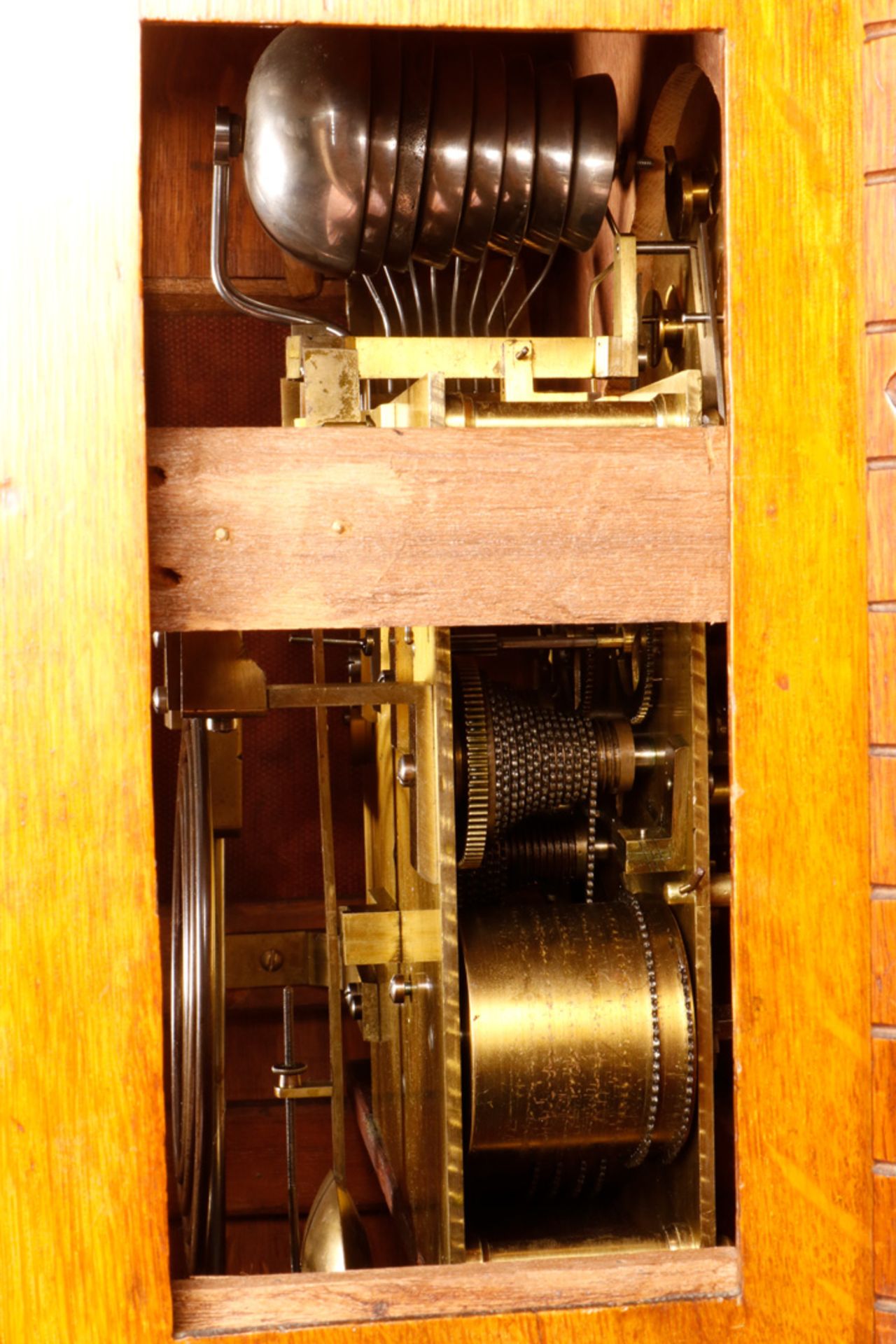 Große englische Kaminuhr, um 1900, Holzgehäuse in Burgform, mit Geheimfach im Burgturm, großes, - Image 2 of 5