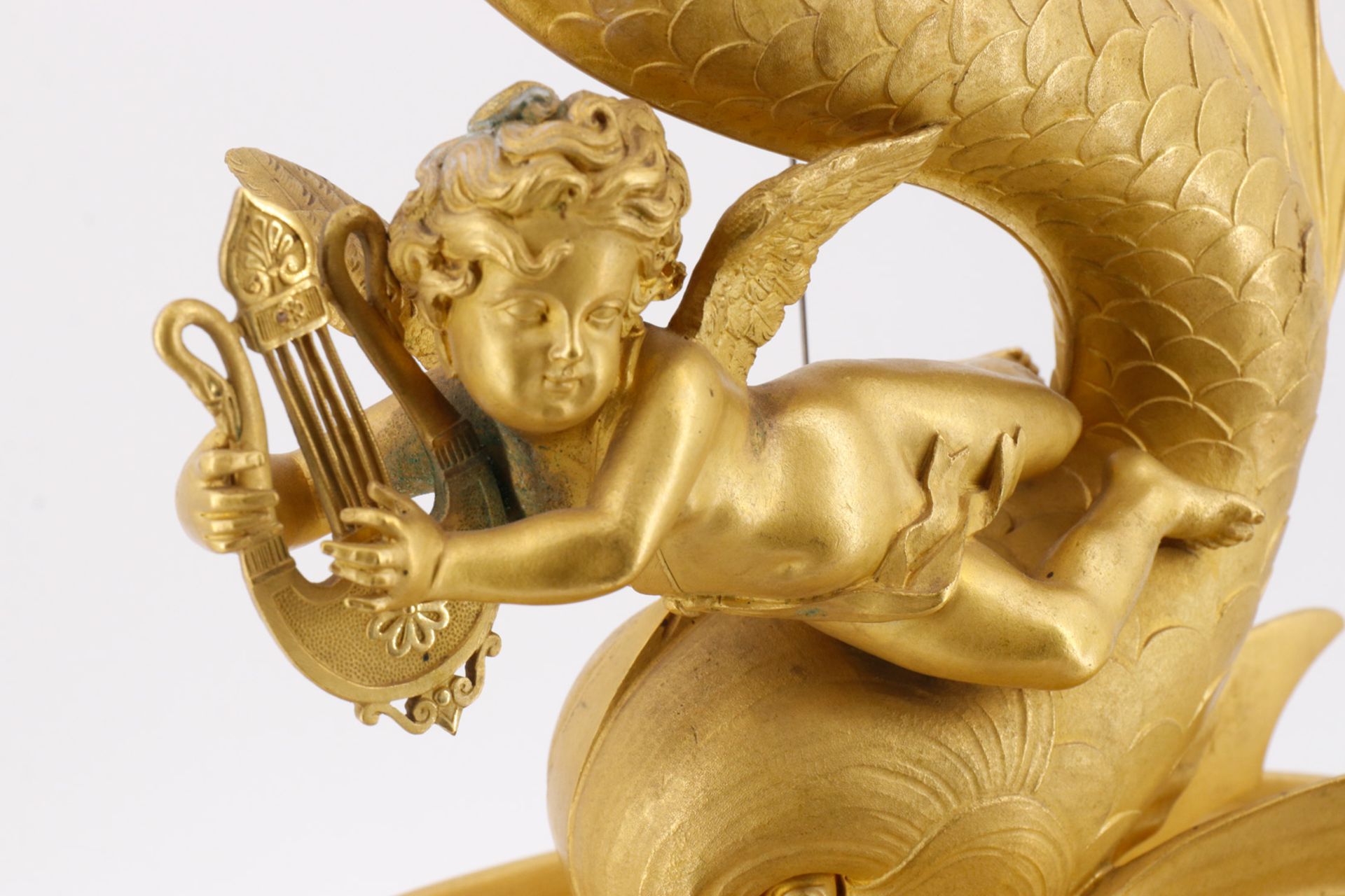 Kaminuhr Bronze, feuervergoldet, um 1850, als Delphin mit harfespielendem Putto, Geh- und Schlagwerk - Bild 4 aus 7
