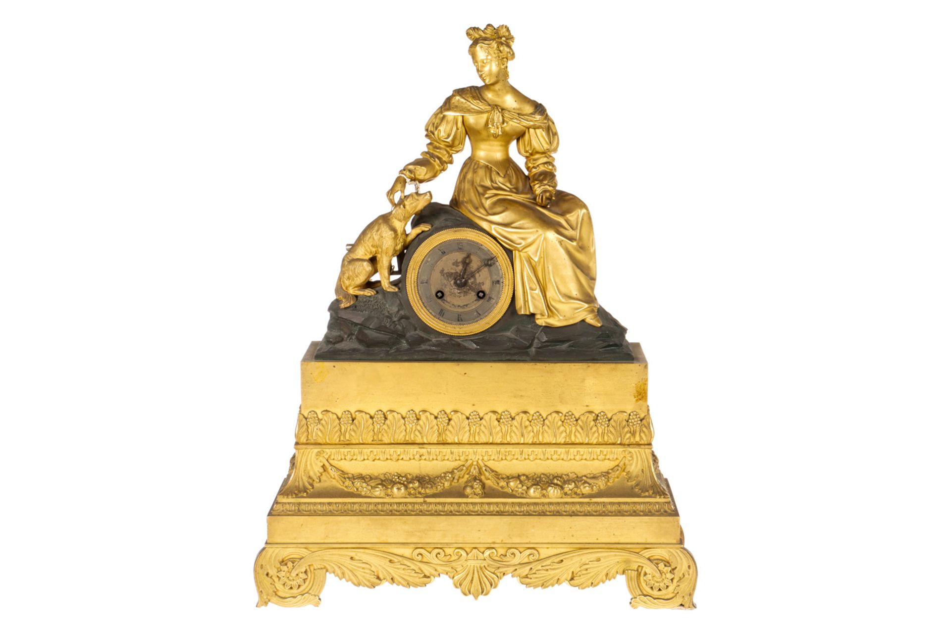 Kaminuhr Bronze, 19. Jh, mit Geh- und Schlagwerk, auf Glocke, Fadenaufhängung, versilbertes Zifferbl