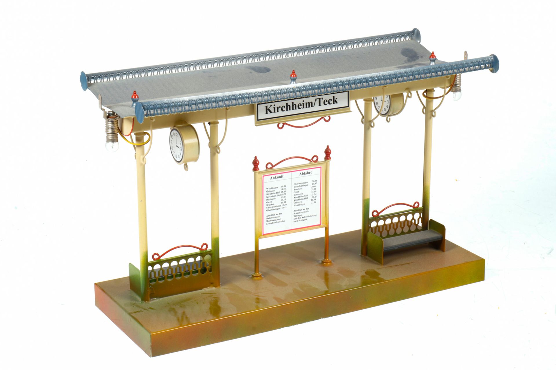 Tucher &amp; Walther Bahnsteig Kirchheim/Teck, mit Abfahrtsanzeiger, Uhren und Sitzbänken, elektr. b