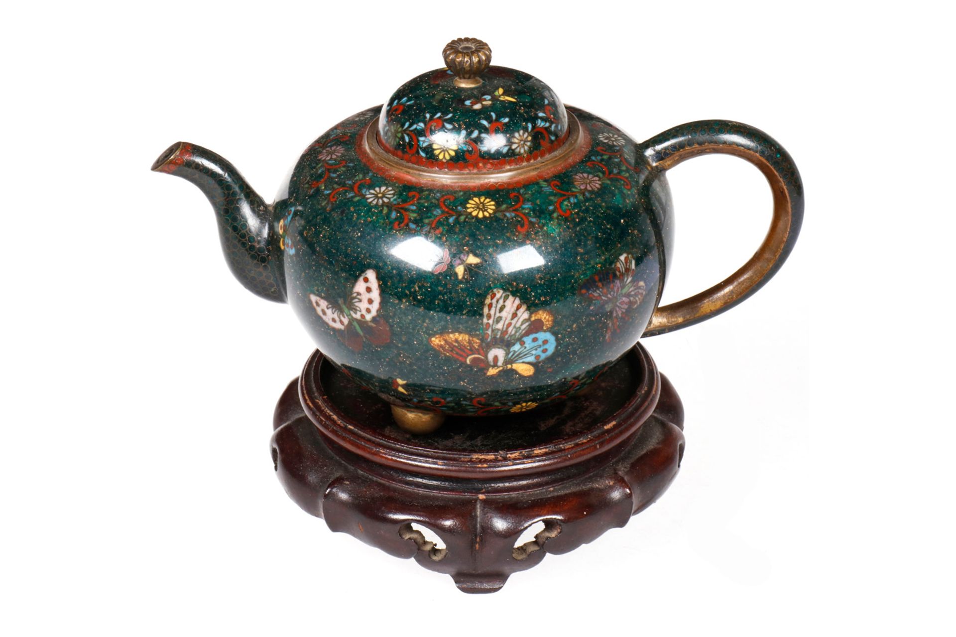 Chinesisches Teekännchen, Cloisonne, mit Schmetterlingsmotiv und Goldstaub, auf geschnitztem Rosenho