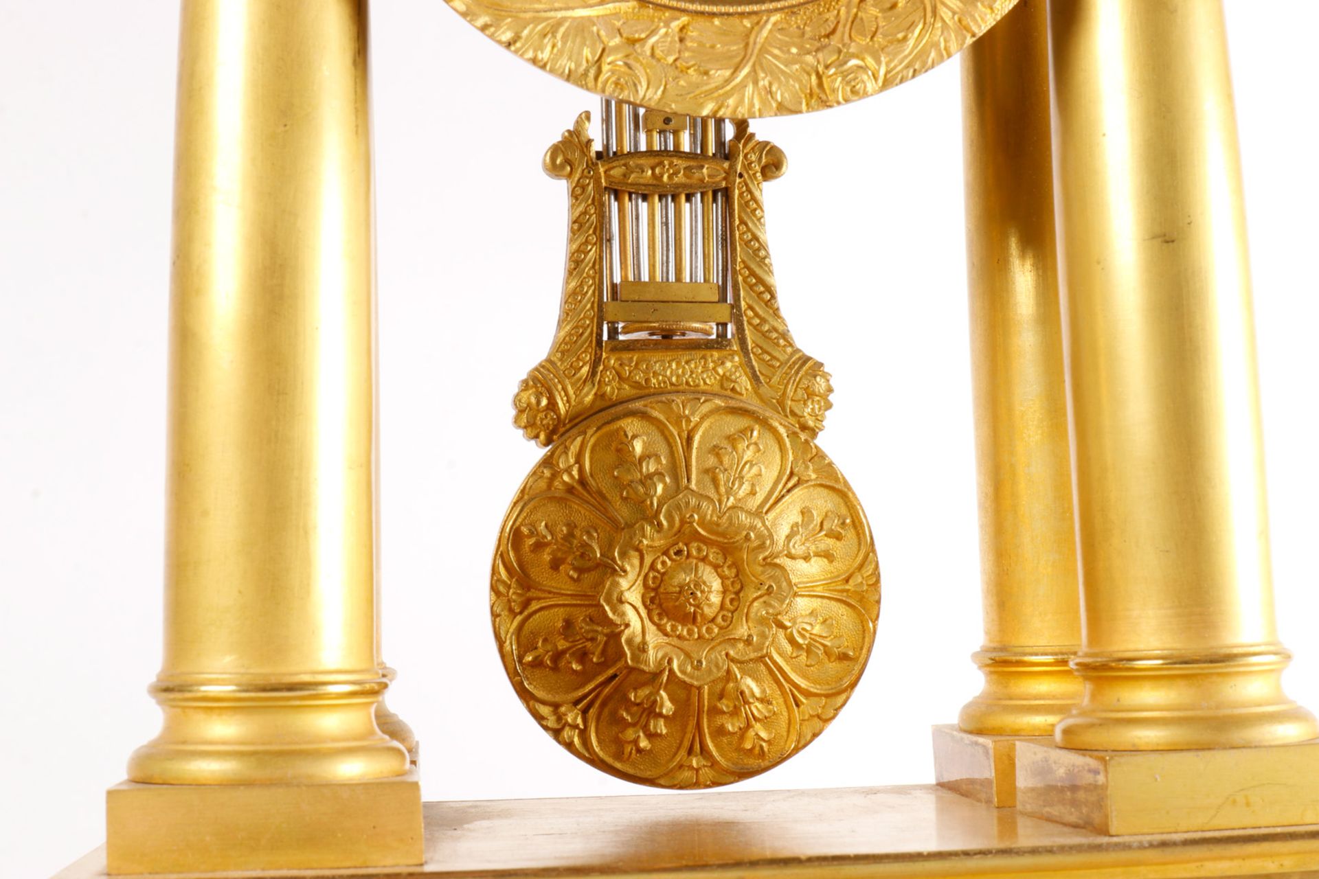 Wiener Säulenuhr, Bronze/Messing feuervergoldet, 19. Jh., mit Prunkpendel, Geh- und Schlagwerk auf - Image 4 of 5
