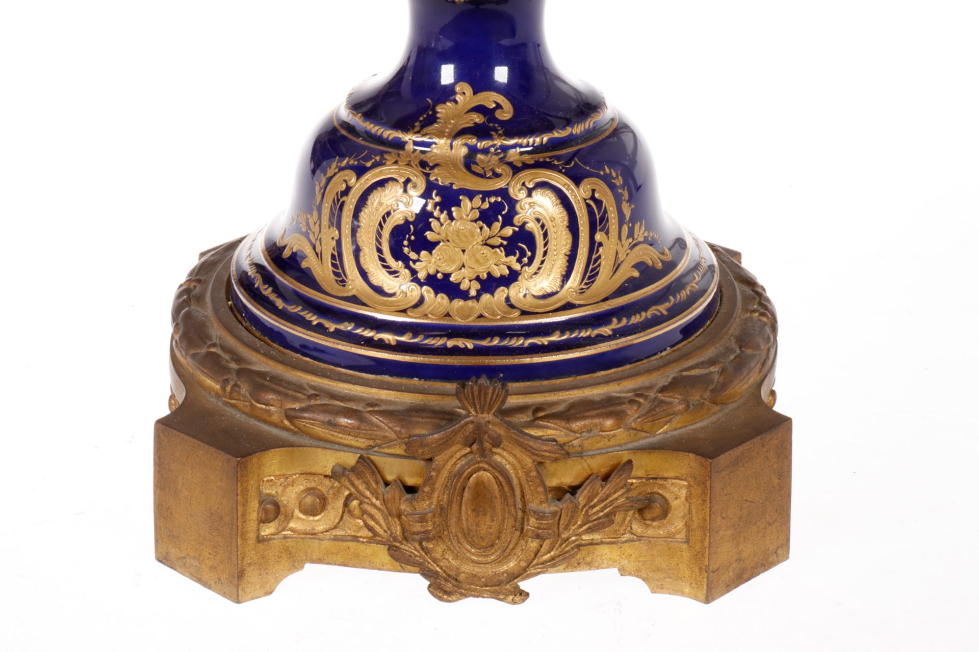 Aufsatz-Früchteschale Sevres, 19. Jahrhundert, Keramik, mit Miniaturmalerei "Galante Szene" und Gold - Bild 2 aus 2