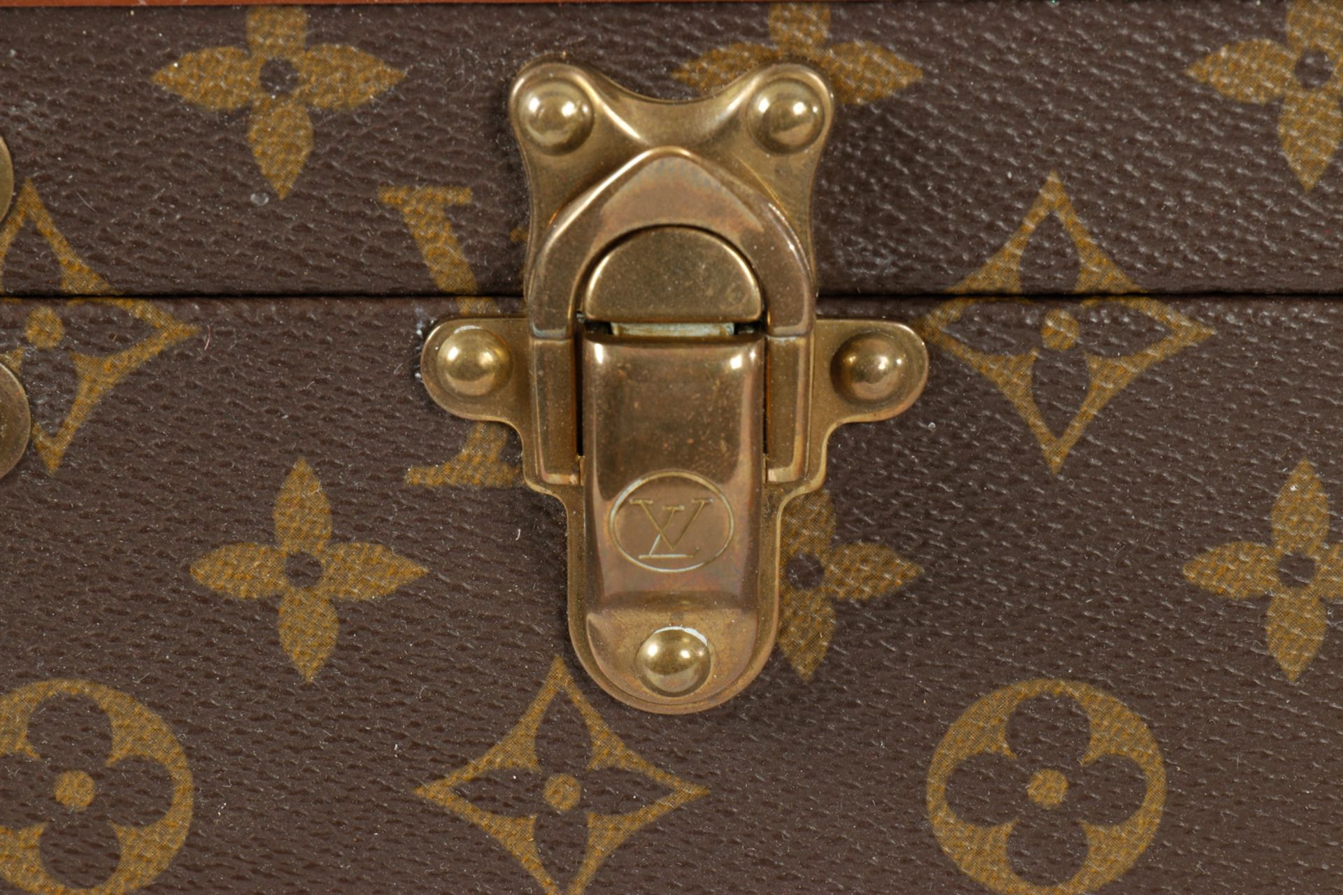 Louis Vuitton Reisekoffer, Made in France, Nummer auf Papierschild innen ”985257”, mit 2 Bändern, - Image 4 of 7