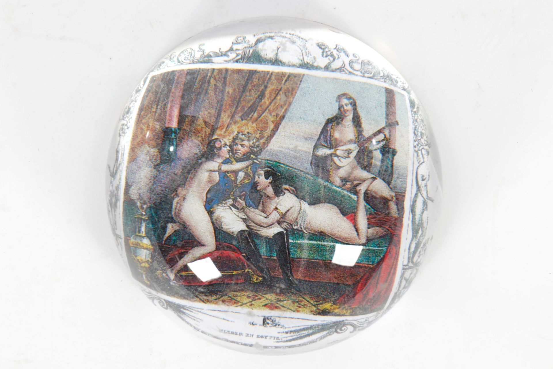 Halbglas als Briefbeschwerer, mit erotischem Motiv, Durchmesser 9