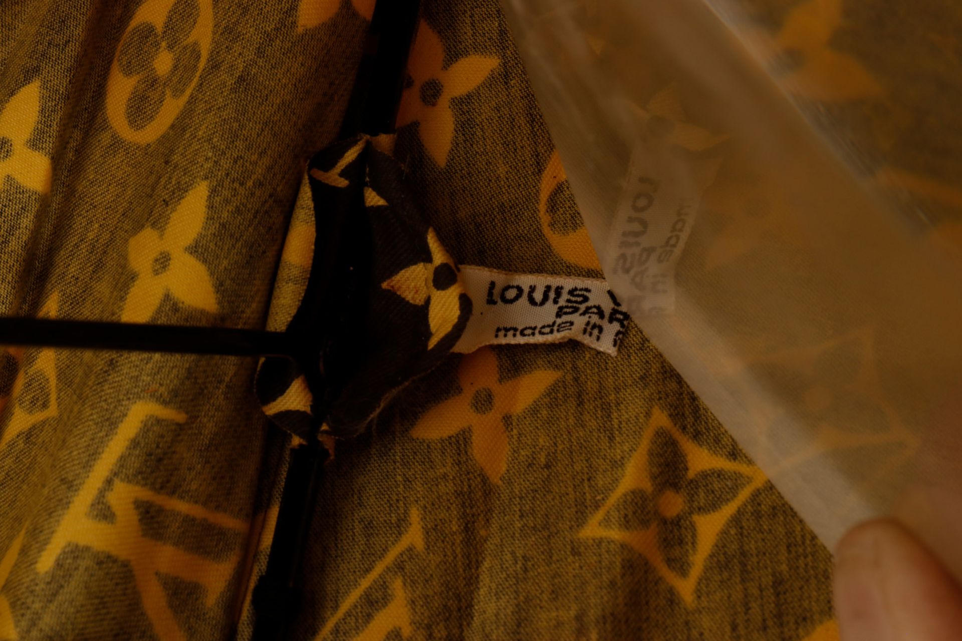 Louis Vuitton Stoffschirm mit Holzgriff, mit eingenähter Louis Vuitton Logofahne, L 90, leichte - Image 2 of 3