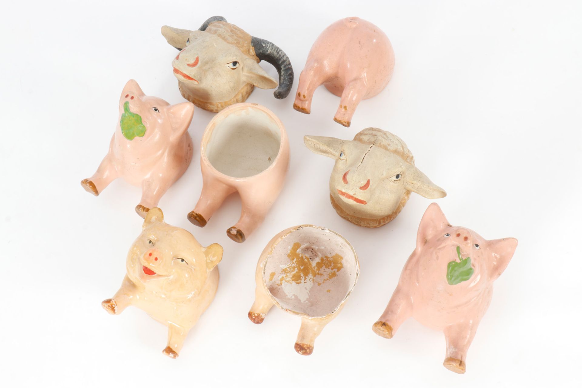 5 Dekofiguren Pappmaché, 3 Schweinchen, Schaf- und Widderkopf, um 1900, handbemalt, L 6-12