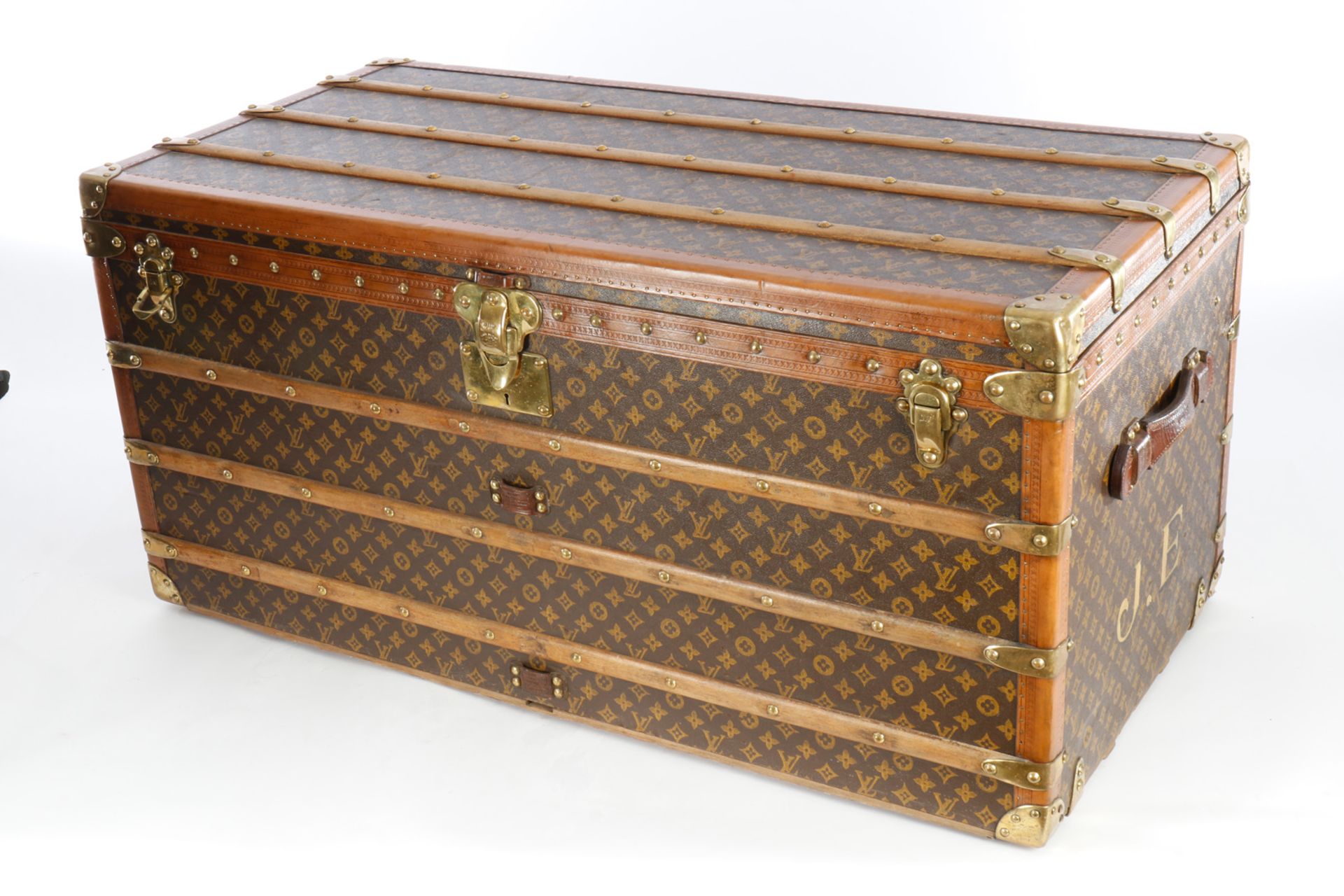 Louis Vuitton große Dampfschifftruhe, Nr. 185315, mit geprägten Lederkanten, Holz- und