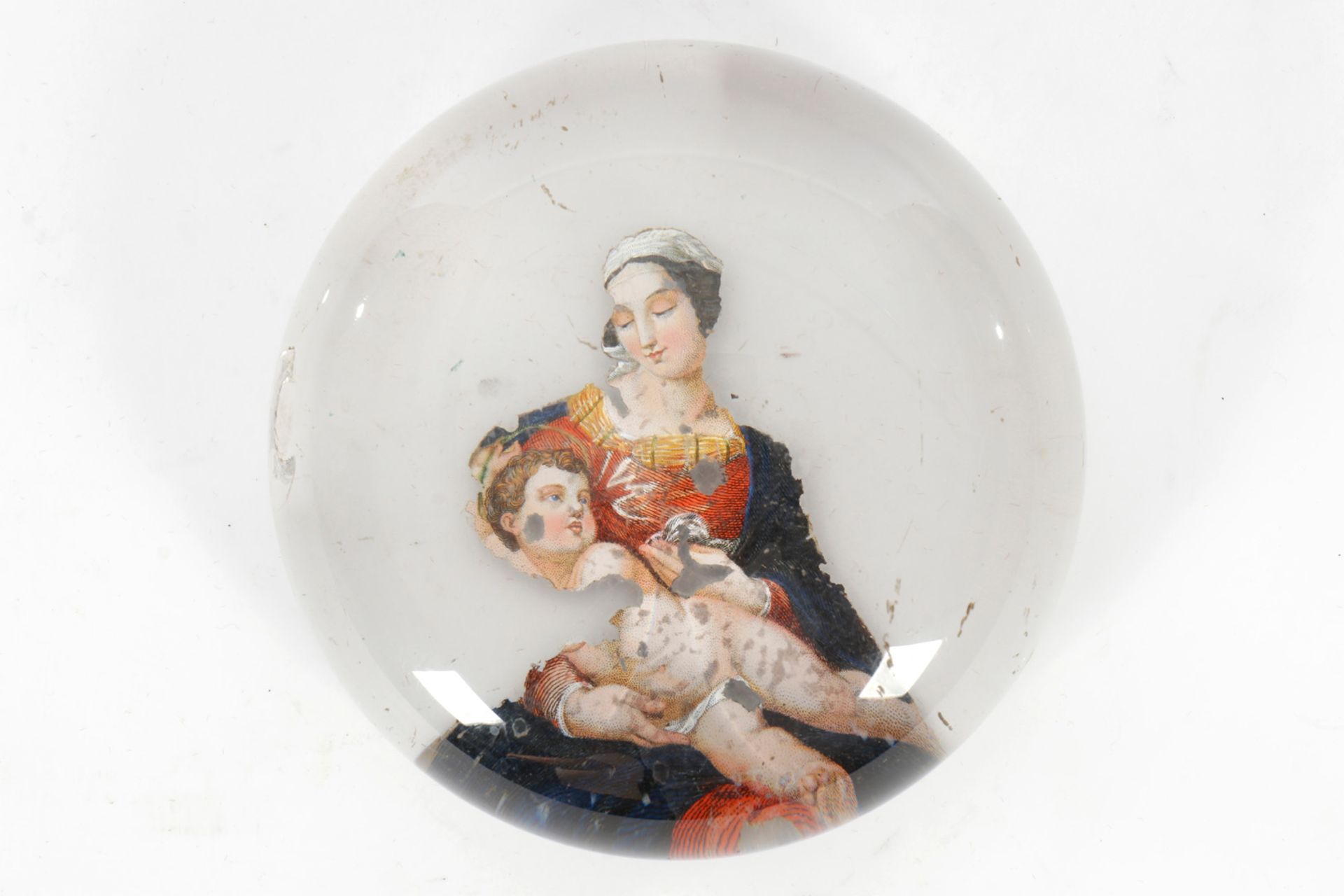 Halbglas als Briefbeschwerer, mit Madonna und Kind, Durchmesser 8, tw def.