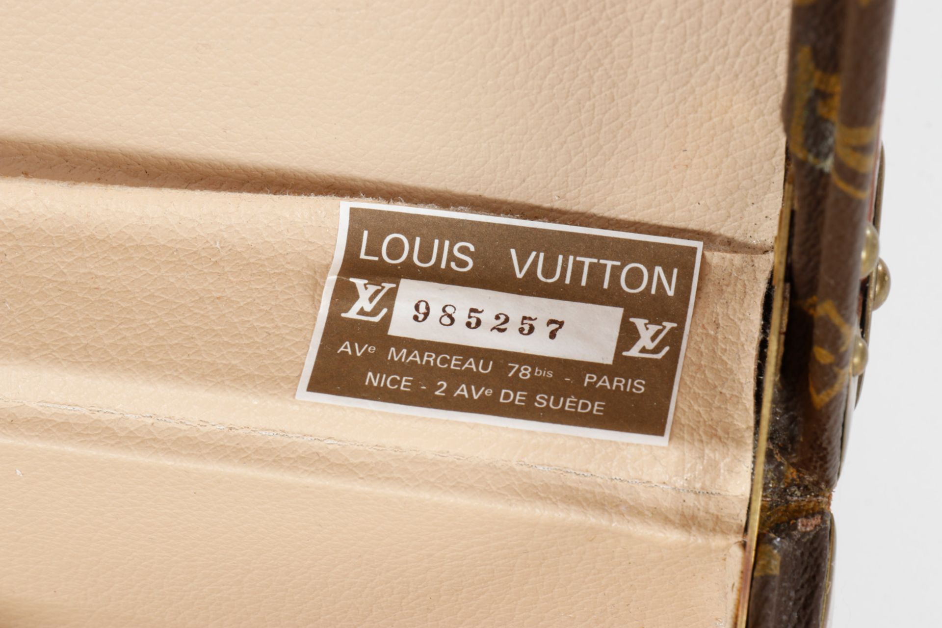 Louis Vuitton Reisekoffer, Made in France, Nummer auf Papierschild innen ”985257”, mit 2 Bändern, - Image 2 of 7