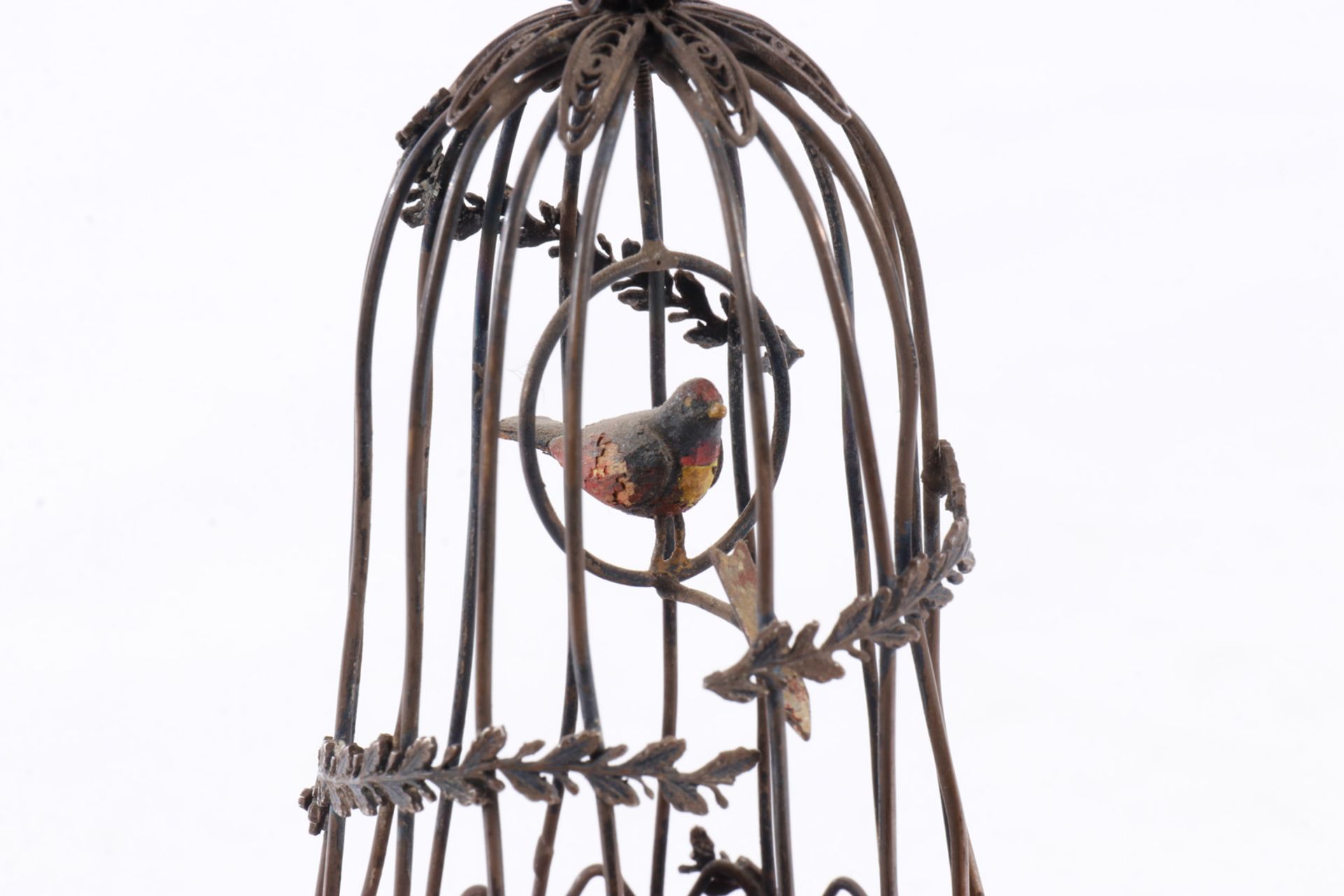 Kleiner Vogelkäfig mit Silbergitter, im Holzsockel, kleines Spielwerk Jura-Song, Uhrwerk hakt, H 15, - Image 3 of 4