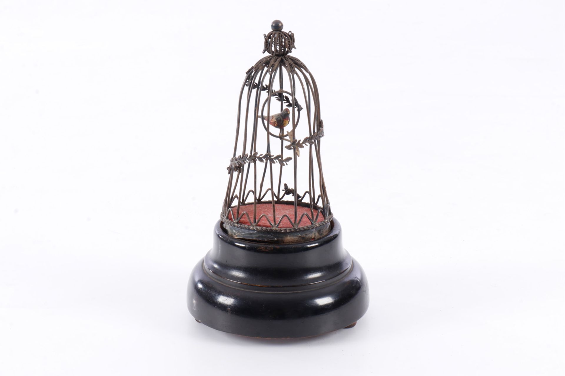Kleiner Vogelkäfig mit Silbergitter, im Holzsockel, kleines Spielwerk Jura-Song, Uhrwerk hakt, H 15,