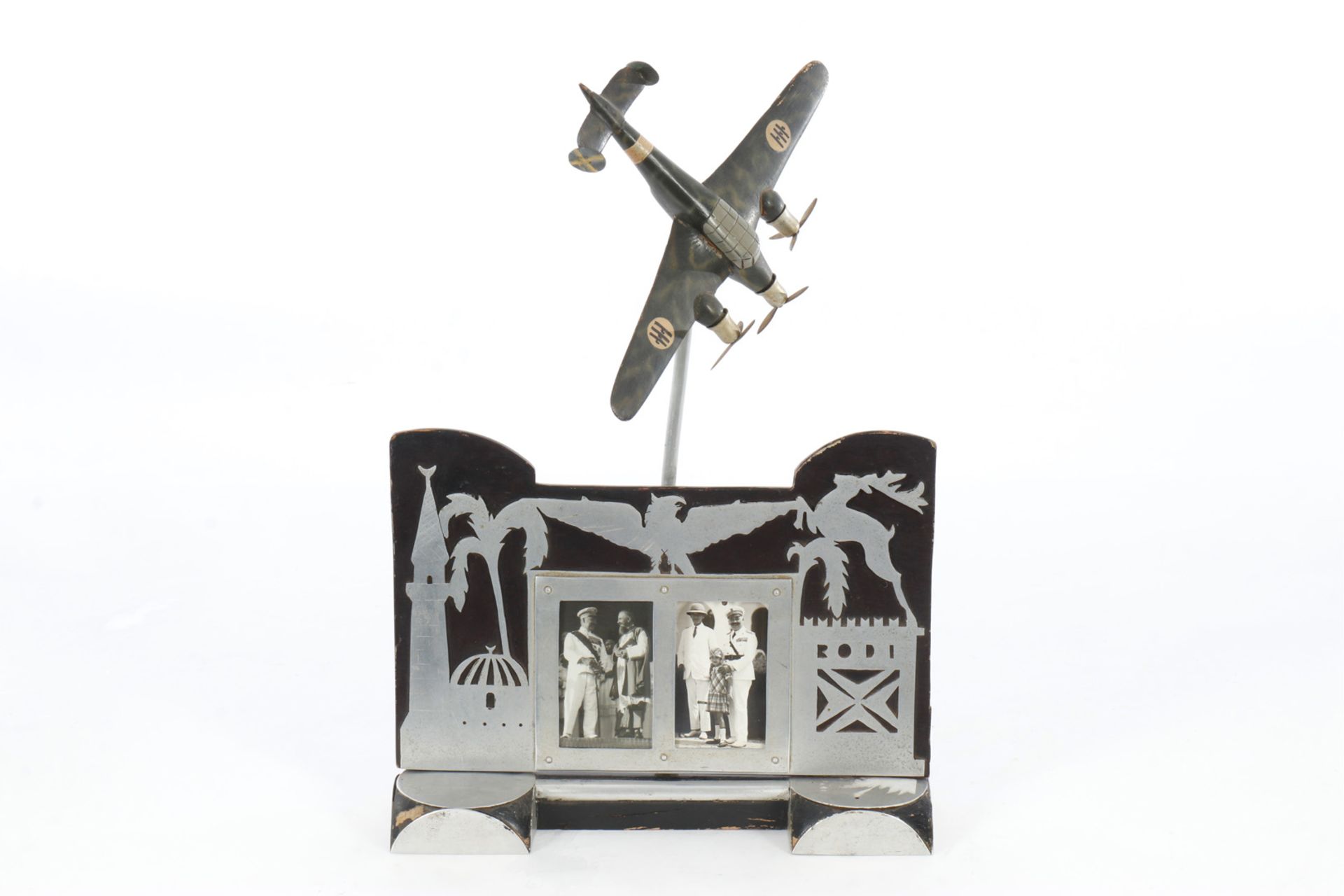 Modell eines ital. Jadflugzeugs, 30er Jahre, Holz/Alu, auf Ständer mit Bilderrahmen, L 30