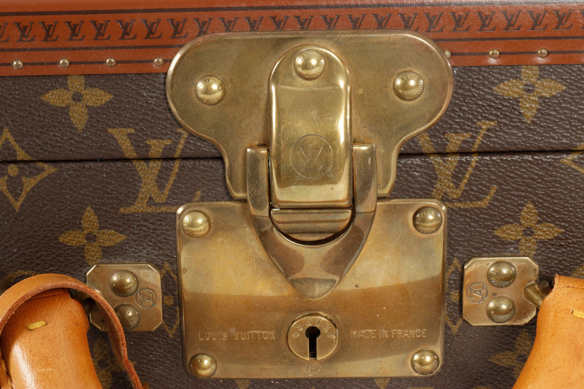 Louis Vuitton Reisekoffer, Made in France, Nummer auf Papierschild innen ”985257”, mit 2 Bändern, - Image 3 of 7