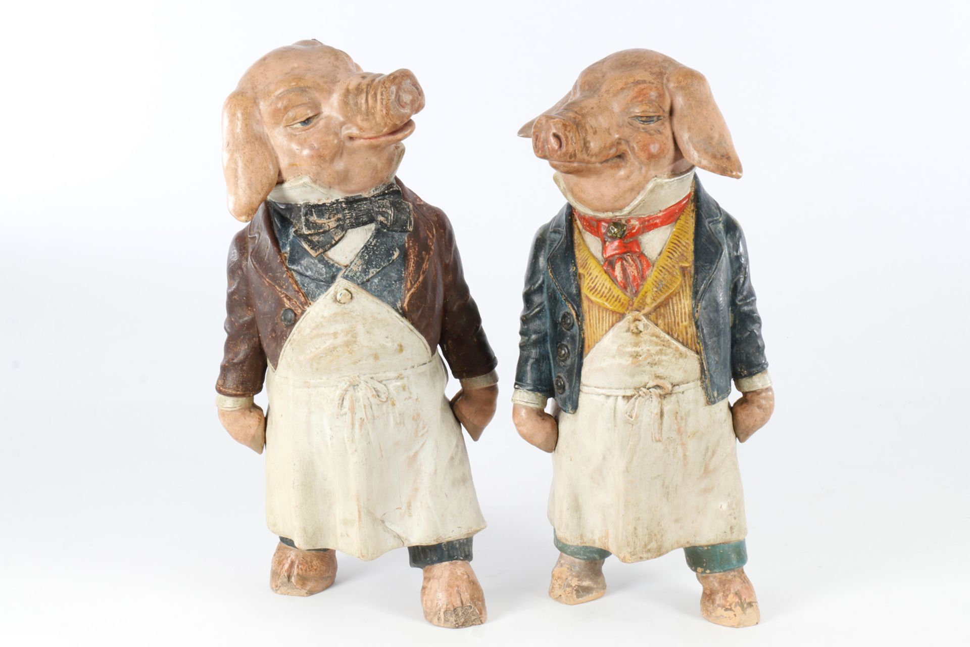 2 Schweinchen Keramik als Werbefiguren für Metzgerei, 20er Jahre, in Metzgerkleidung, 1 Figur bekleb