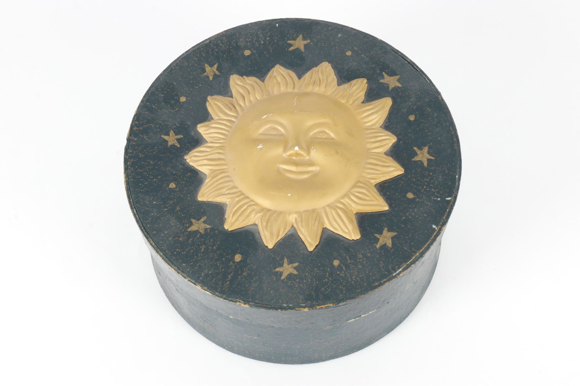 Runde Pappdose mit geprägtem Deckel Sonnenmotiv, D 17