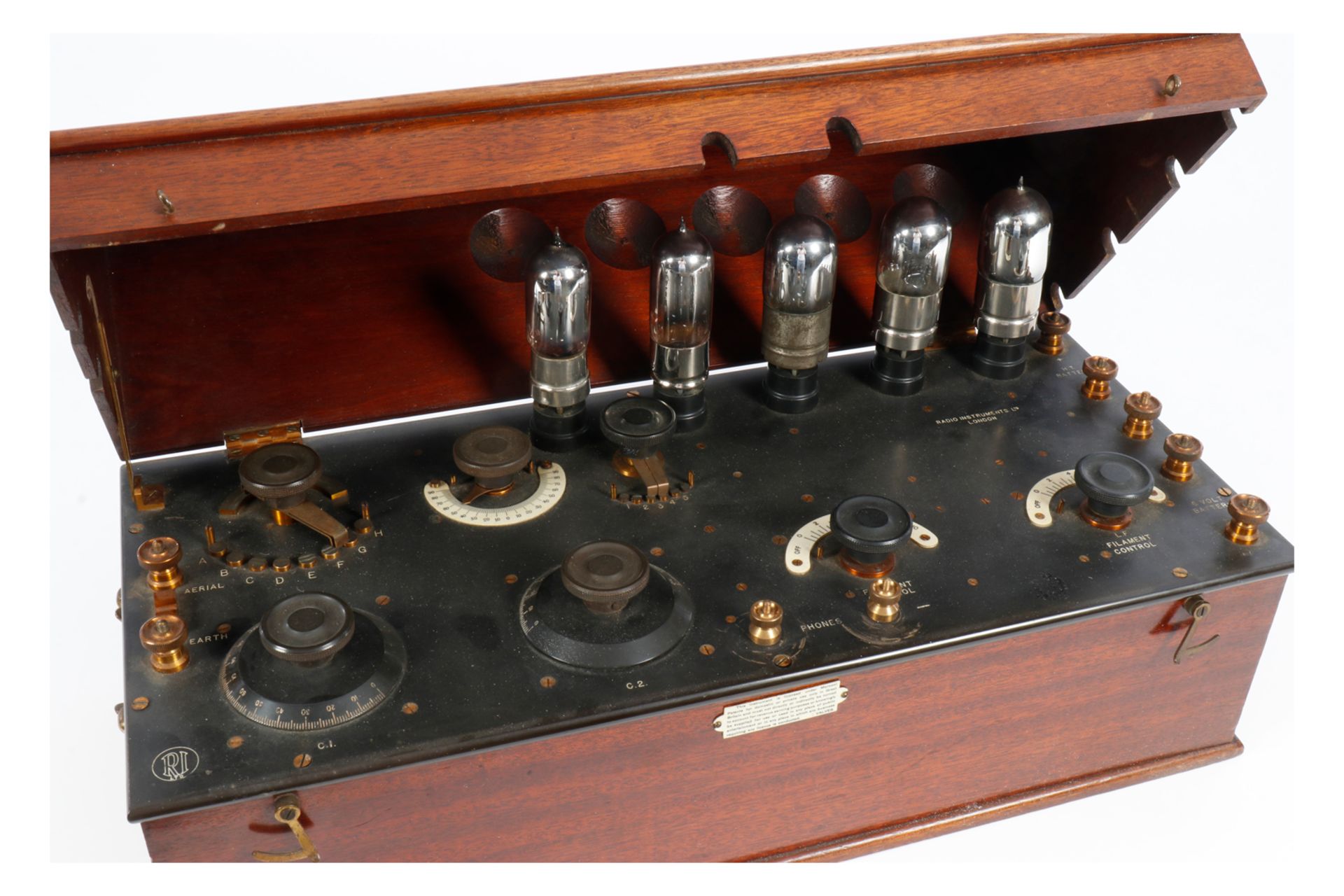 1922 RADIO INSTRUMENT (RI) 5 valves receiving set, varnished Mahogany cabinet with slope lid to - Image 2 of 5