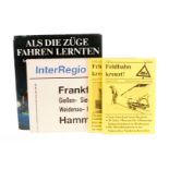 Buch “Als die Züge fahren lernten“, dazu 2 Zuglaufschilder und 2 Hefte