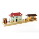 Märklin französische Bahnhofsanlage 2003, HL, mit Toilettenhaus und Güterschuppen, fremd beleuchtet,