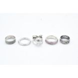 A collection of 5 silver rings: one hallmarked , the rest 925 (32.3 grams total weight)