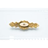 9ct gold and diamond ladies sweetheart brooch: Lockett on reverse (1.7 grams)