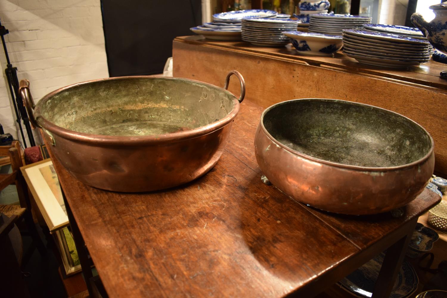 2 Victorian copper shallow planters, one with 2 handles, with the other raised on claw feet (2) - Image 2 of 5