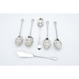 A collection of silver to include tea spoons and a fish slice (95 grams total) (6)