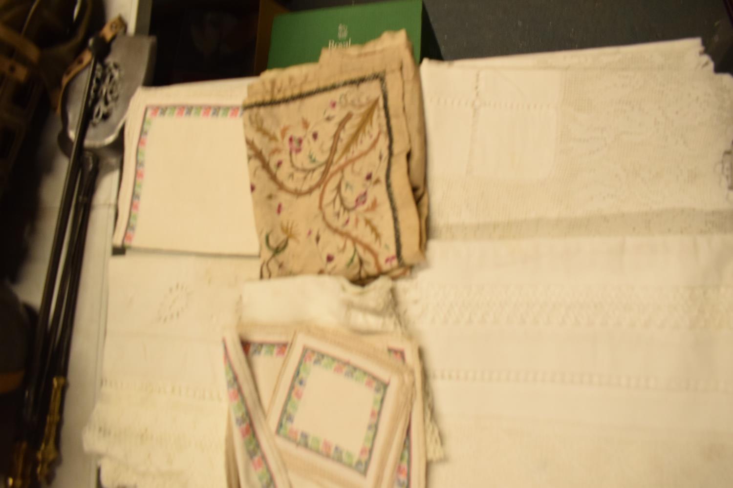 A collection of 19th and 20th century linen and table cloths - Image 4 of 7