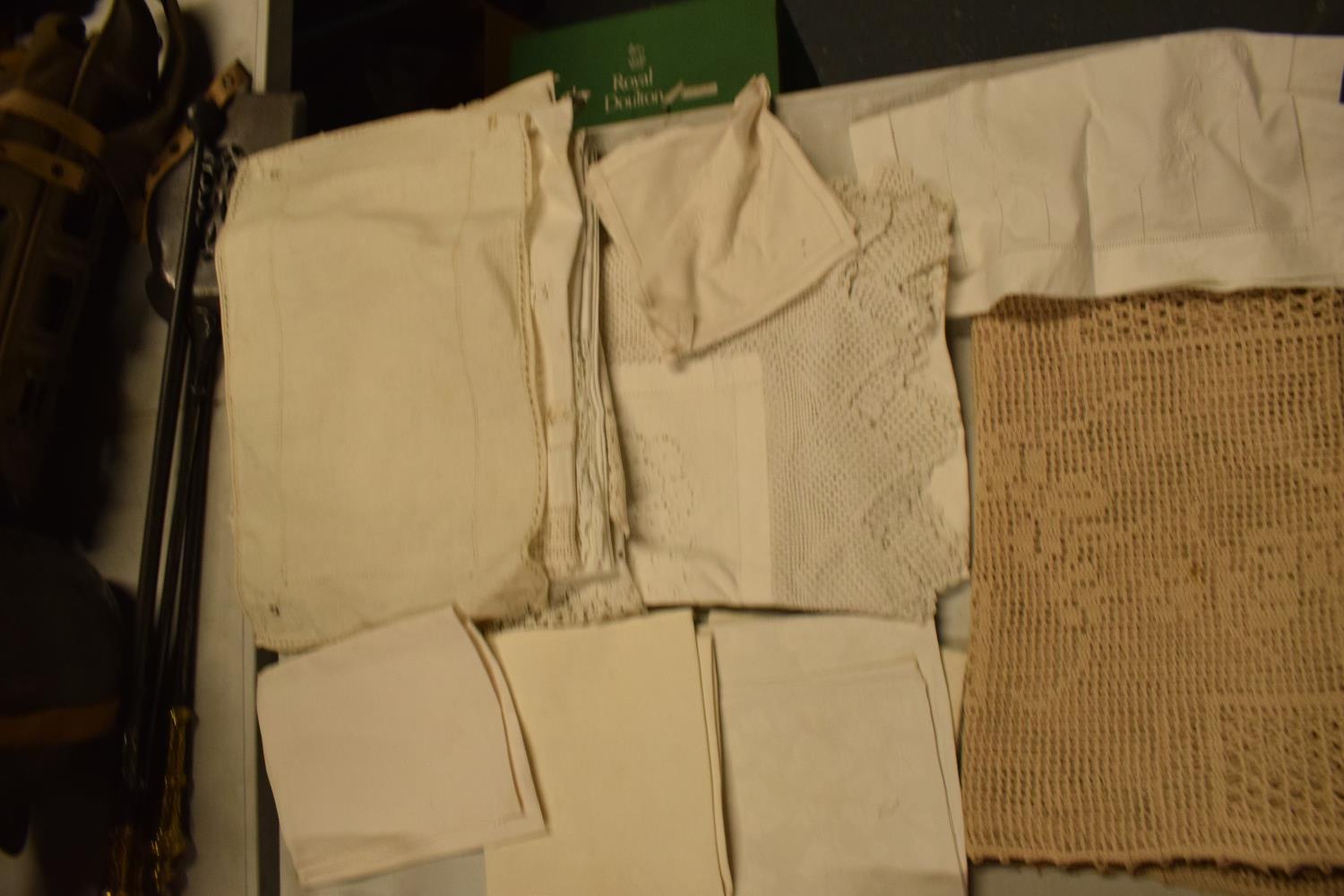 A collection of 19th and 20th century linen and table cloths - Image 5 of 7