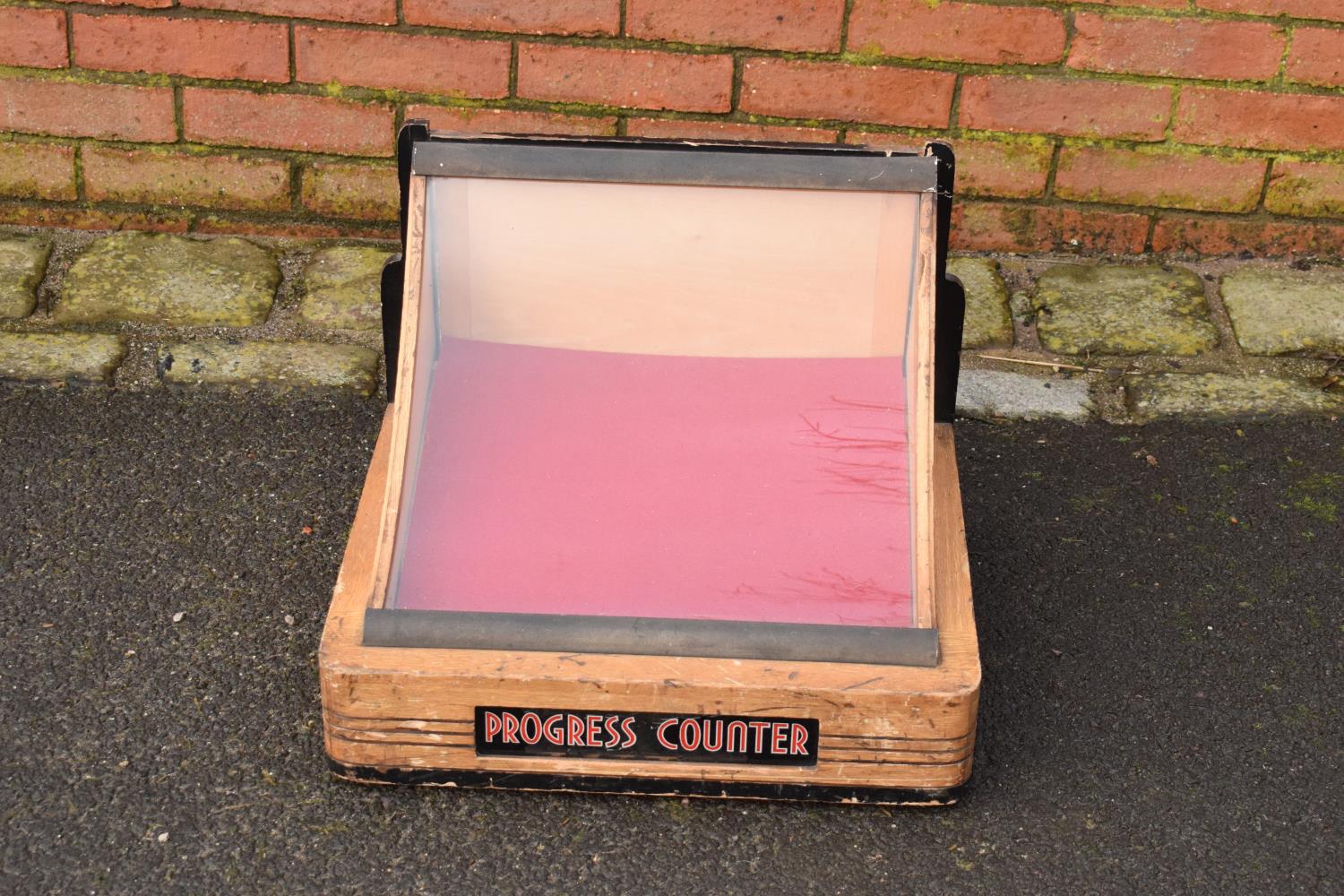 1930s art deco table top display cabinet with curved frontage and light up display. The item is in - Image 2 of 11