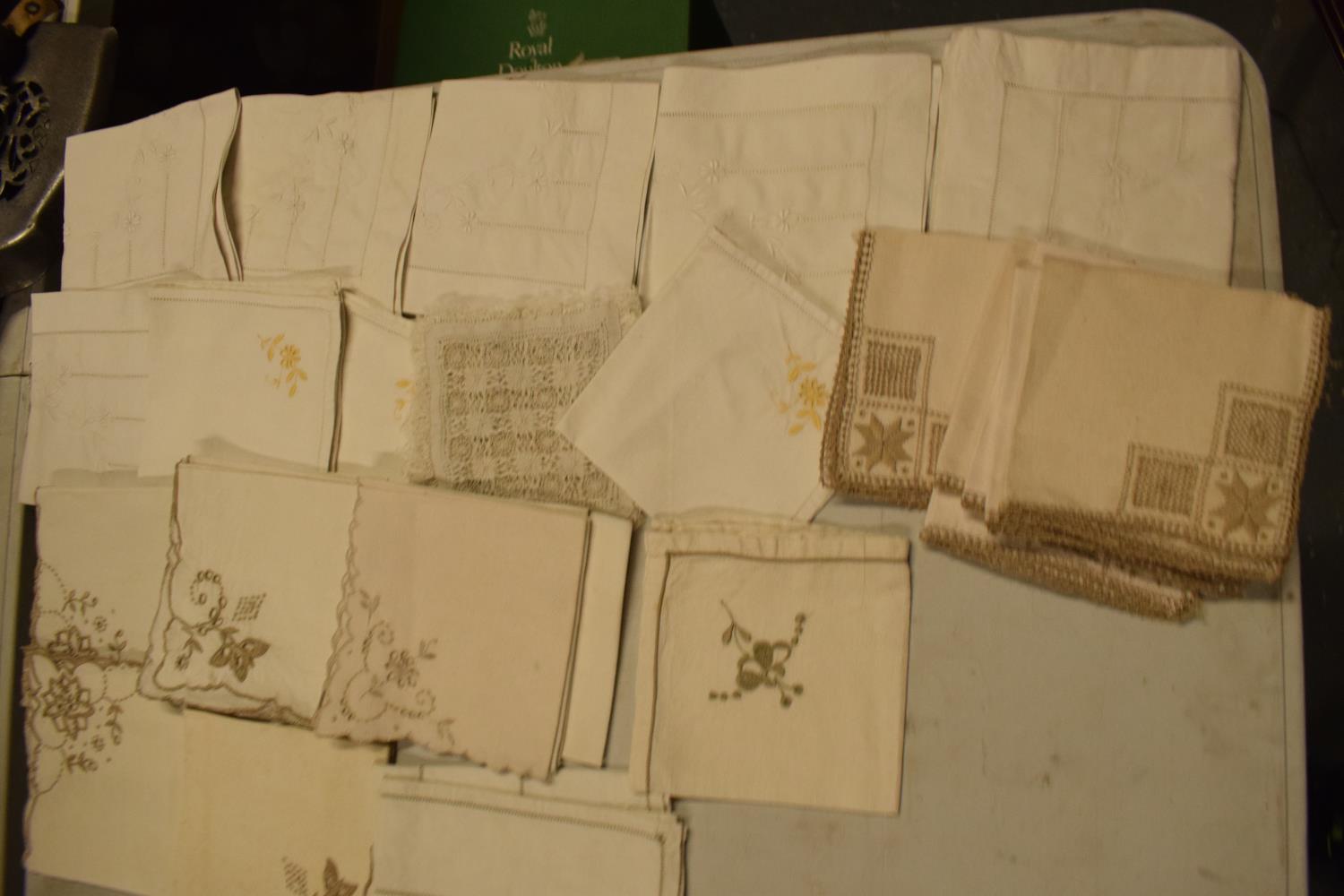 A collection of 19th and 20th century linen and table cloths - Image 7 of 7