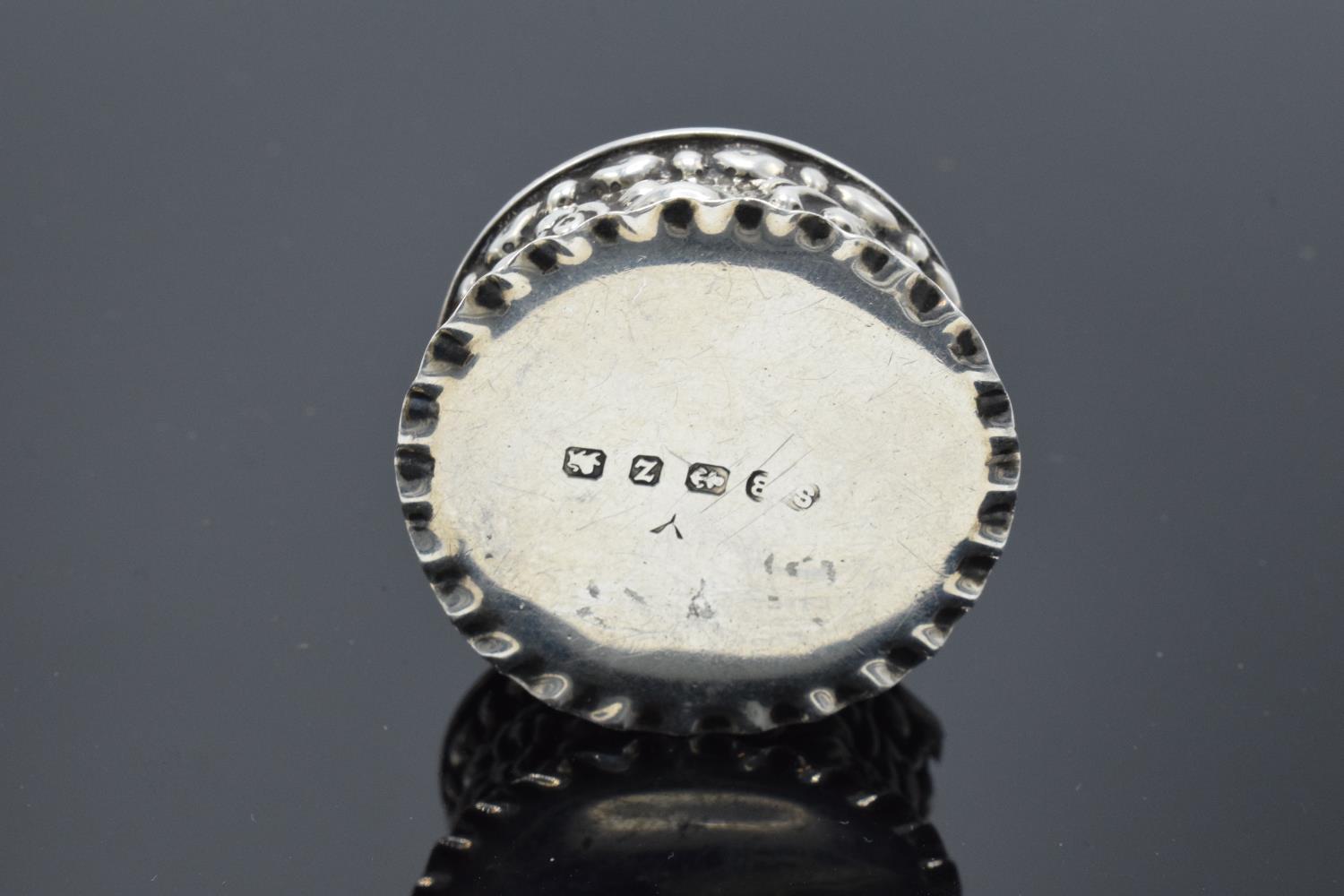 Silver pill box Birmingham 1899 (11.6 grams) Hinge is broken and therefore lid is detached - Image 4 of 4