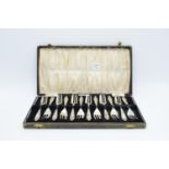 Cased set of 12 silver cake forks: hallmarked for Sheffield 1935 (198 grams)