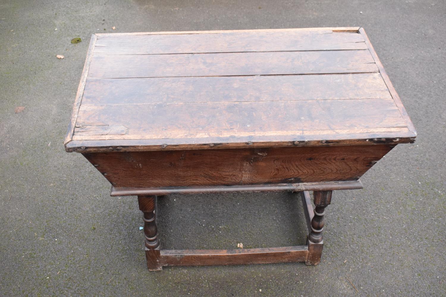 Victorian Oak dough bin with lift off lid. In good condition with age related wear as expected. - Image 5 of 6