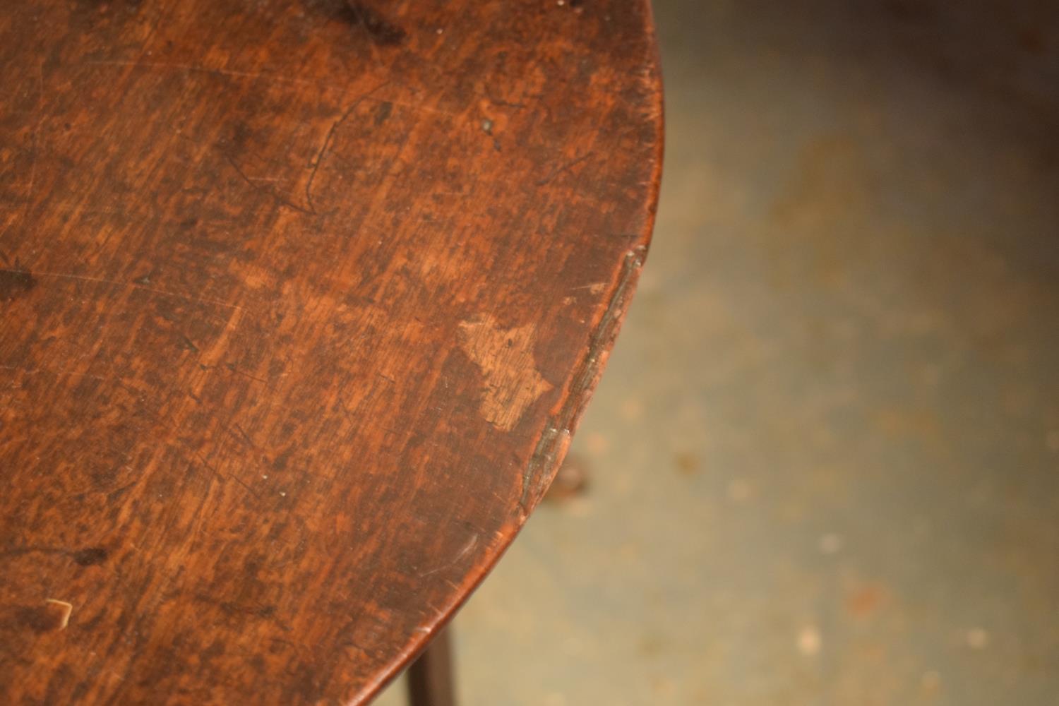 Georgian circular oak side/ occasional table. Damage to one part of the edge and other scuffs too. - Image 3 of 3