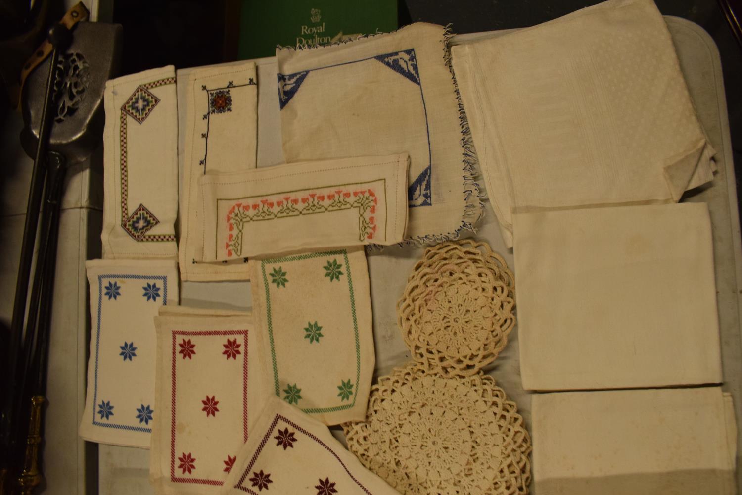 A collection of 19th and 20th century linen and table cloths - Image 6 of 7