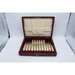 Cased set of silver knife and forks with mother of pearl handles: hallmarked for Sheffield 1923 (415