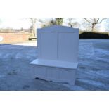 Edwardian pine settle which has been painted white. 107 x 44 x 126cm. In good structural condition