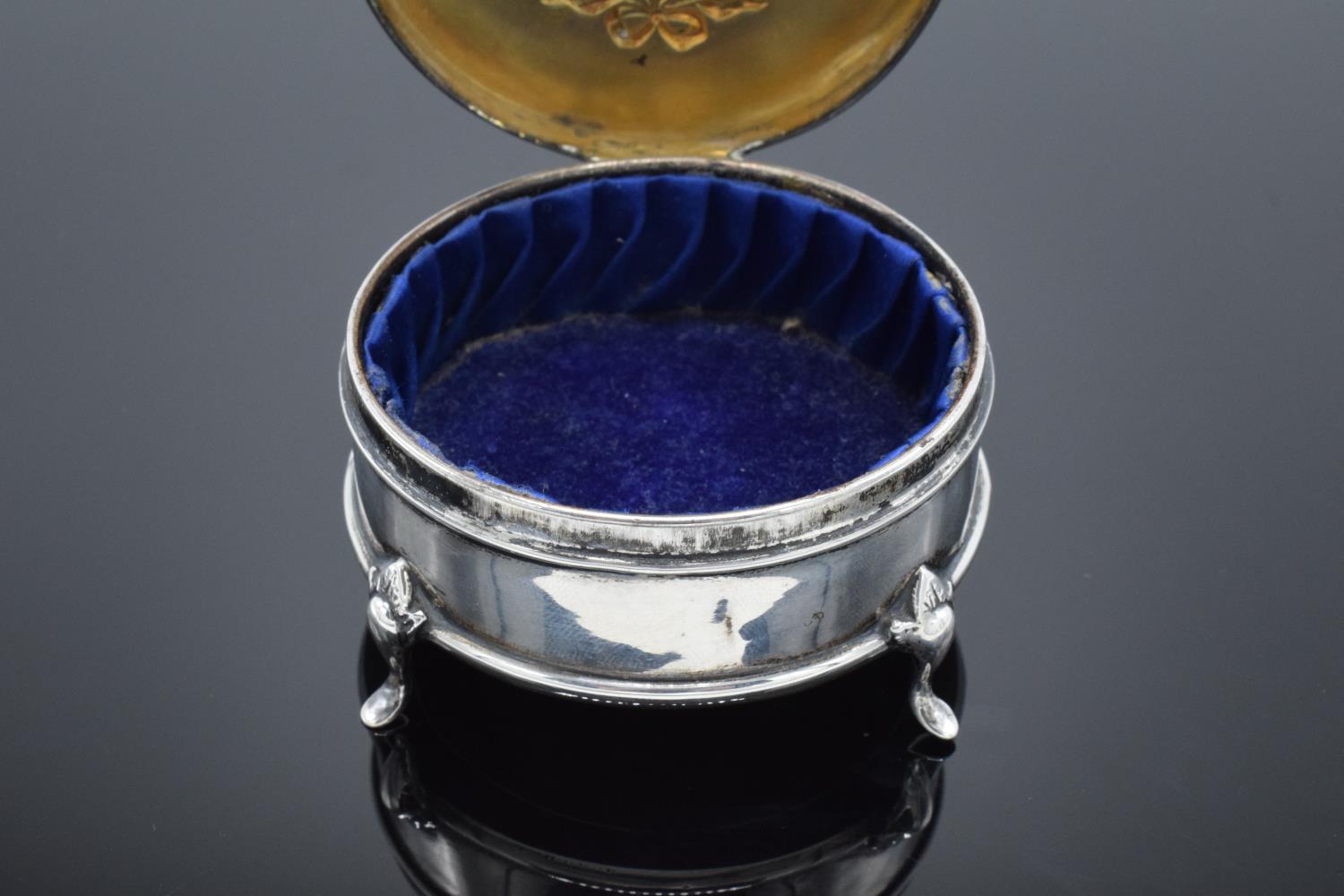 A velvet-lined silver trinket box raised on 4 legs. Birmingham 1910. Gross weight 53.8 grams. Some - Bild 6 aus 8
