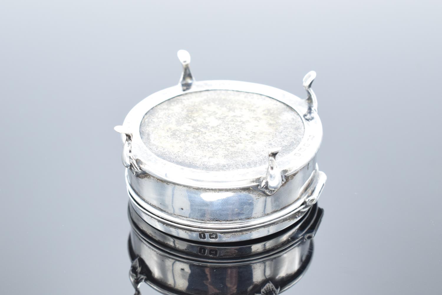 A velvet-lined silver trinket box raised on 4 legs. Birmingham 1910. Gross weight 53.8 grams. Some - Bild 7 aus 8