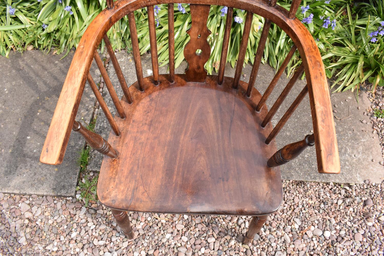 A 19th century Windsor farmhouse armchair. In good condition with age related wear and tear to - Image 4 of 8