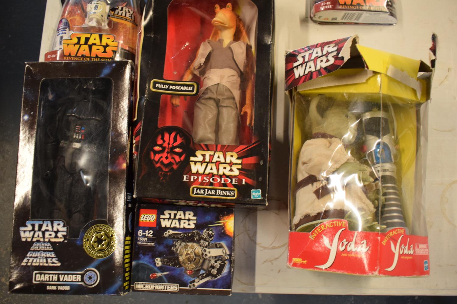 A good collection of Star Wars toys to include Jar Jar Binks, interactive Yoda, Dark Vador from - Image 2 of 7