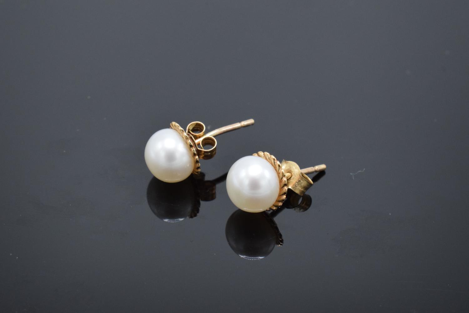 A pair of 9ct gold earrings with pearls. Gross weight 1.2 grams. Unmarked but test as 9ct. - Bild 2 aus 2