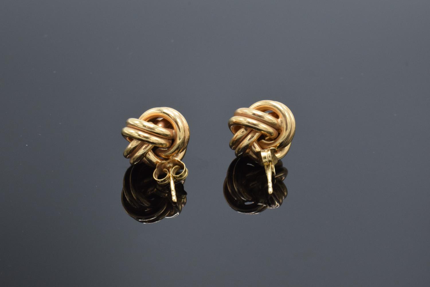 A pair of 9ct gold earrings. 2.8 grams weight. Marks to the stem. - Bild 2 aus 3