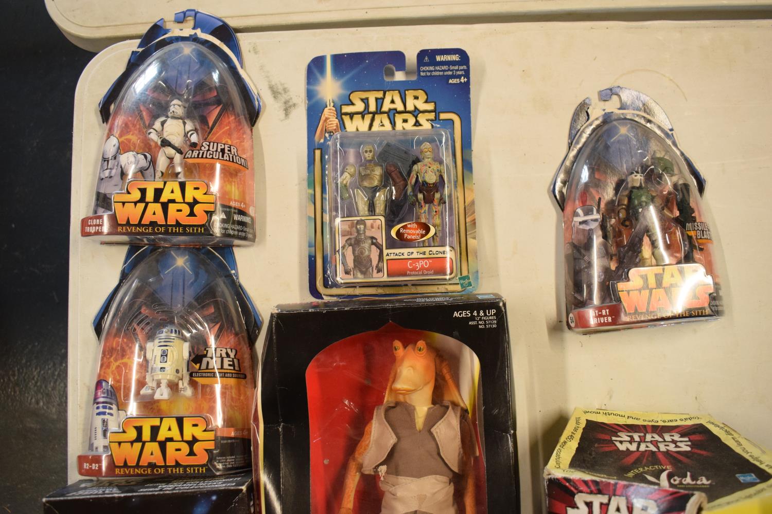 A good collection of Star Wars toys to include Jar Jar Binks, interactive Yoda, Dark Vador from - Image 3 of 7