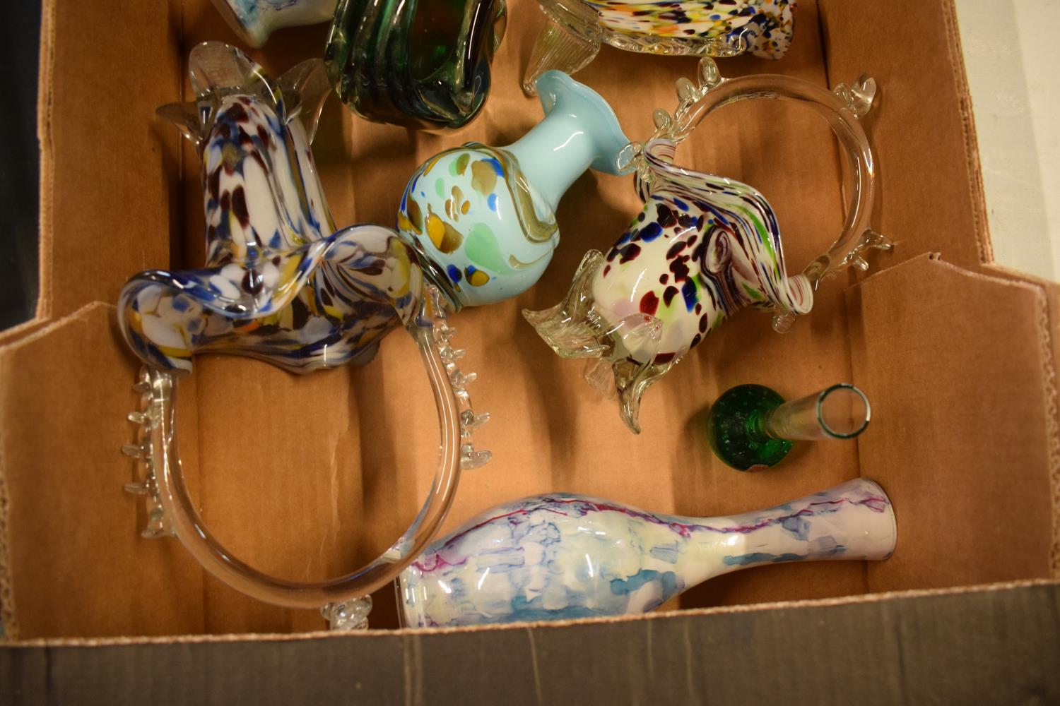 A mixed collection of glassware to include Murano-style items such as fish, baskets, vases etc. No - Image 3 of 3